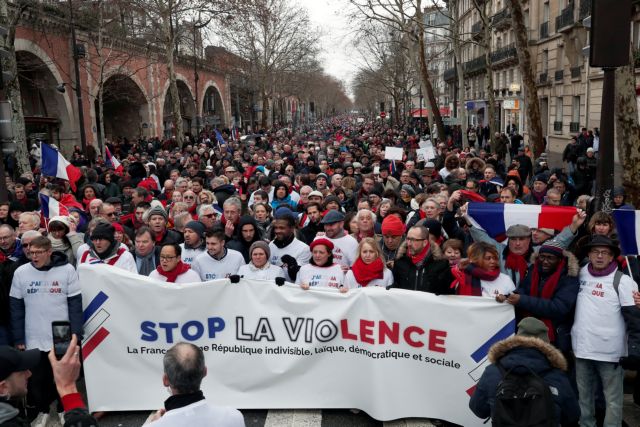 Γαλλία: Μετά τα «κίτρινα γιλέκα» στους δρόμους τα «κόκκινα φουλάρια»