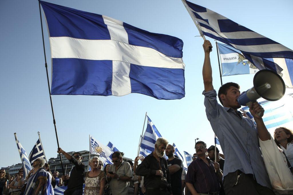 Bloomberg: Η Συμφωνία των Πρεσπών μπορεί να κοστίσει στον Τσίπρα | in.gr