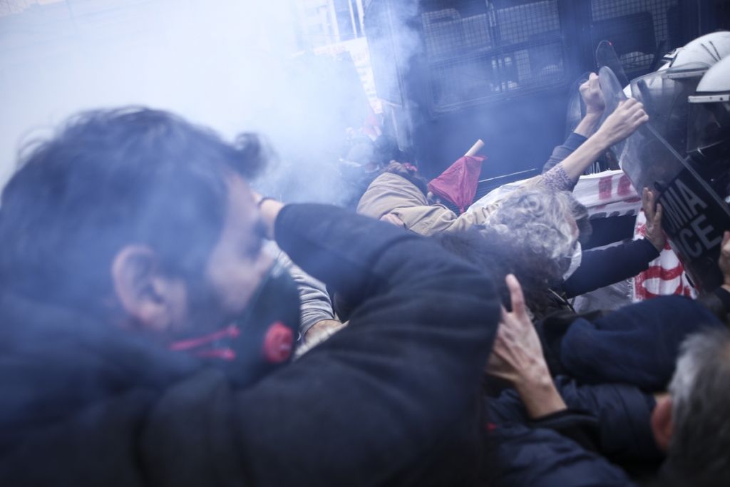 Ενταση με χημικά στο συλλαλητήριο – Μία τραυματίας