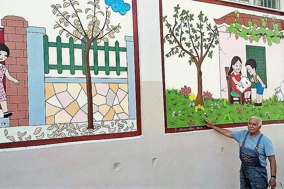 Παππούς ζωγράφισε το παλαιό Αλφαβητάρι σε τοίχο σχολείου