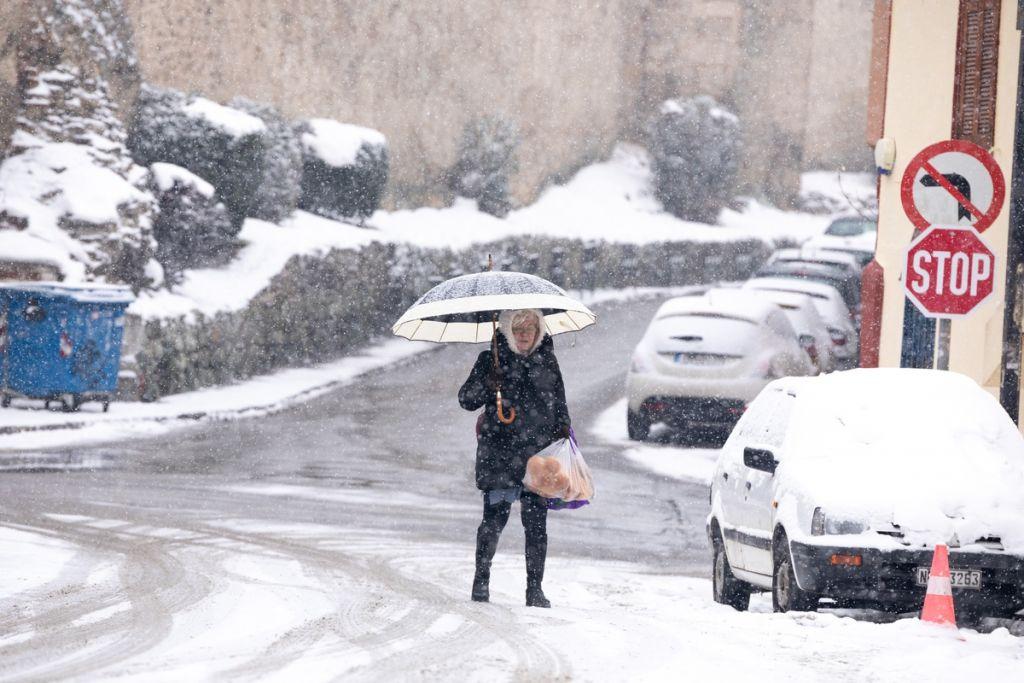 Συνεχίζεται η κακοκαιρία – Βροχές, καταιγίδες και χιόνια την Κυριακή | in.gr
