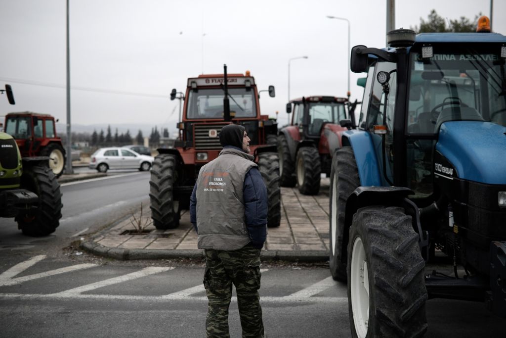 Ενισχύουν το μπλόκο της Νίκαιας οι αγρότες - Κομμένη στα δύο η χώρα