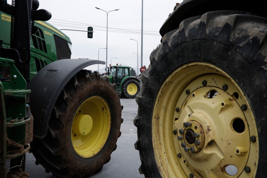 Κλιμακώνουν τις κινητοποιήσεις οι αγρότες με μπλόκα σε όλη την Ελλάδα