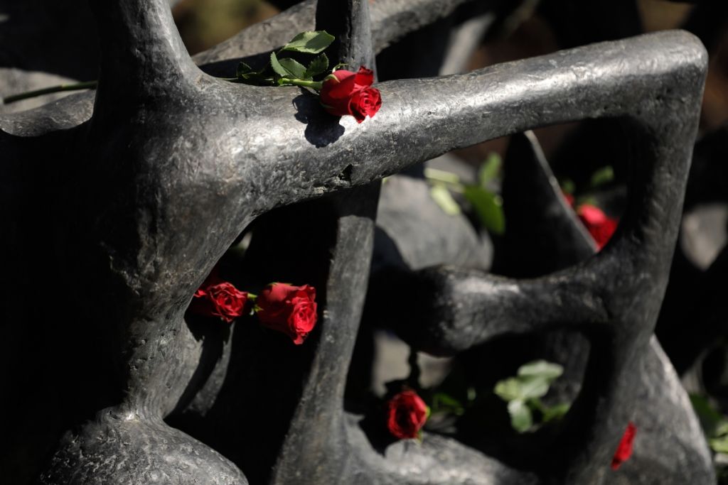 Κατάθεση στεφάνων στο Μνημείο του Ολοκαυτώματος στη Θεσσαλονίκη