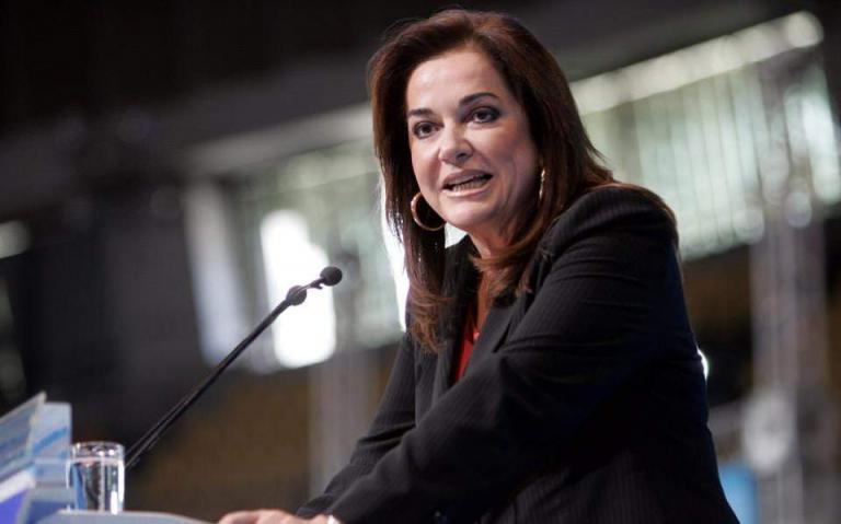 Μπακογιάννη: Αποδεδειγμένα κότα τρίλειρη και μακροπουπουλάτη ο Καμμένος