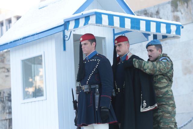 Εύζωνες: Αψηφούν τον παγετό και στέκονται αγέρωχοι στο Μνημείο του Αγνώστου Στρατιώτη