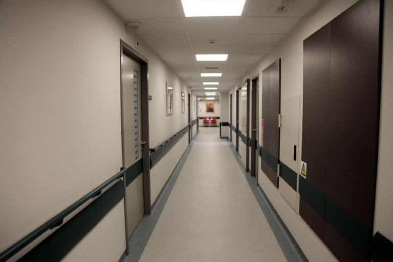 «Επέστρεψε» μετά από 22 ημέρες καταστολής ο 6χρονος που καταπλακώθηκε από καγκελόπορτα