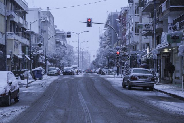 Χιονίζει και στην Αττική - Πού θα μείνουν κλειστά τα σχολεία