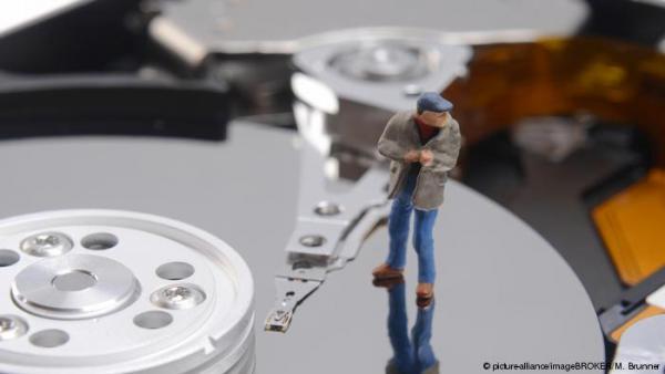 Σε αναζήτηση των χάκερ που έκλεψαν δεδομένα πολιτικών