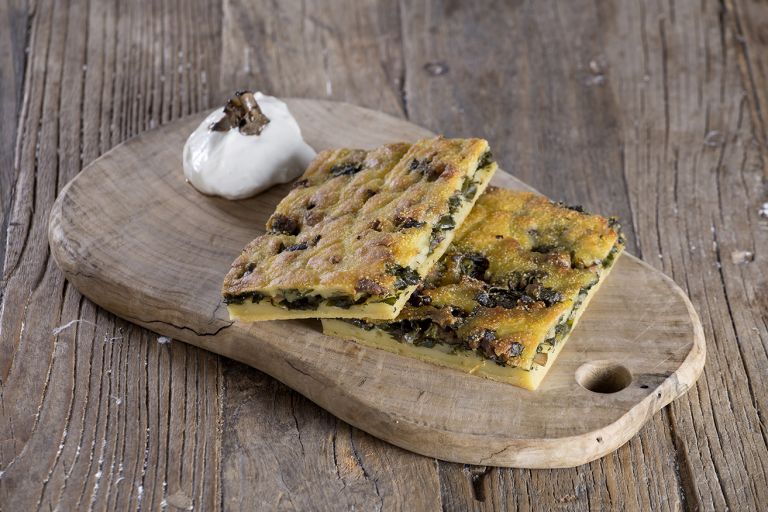 Μπλατσαριά με χόρτα εποχής, μανιτάρια, άρωμα μαύρης τρούφας και γαλοτύρι