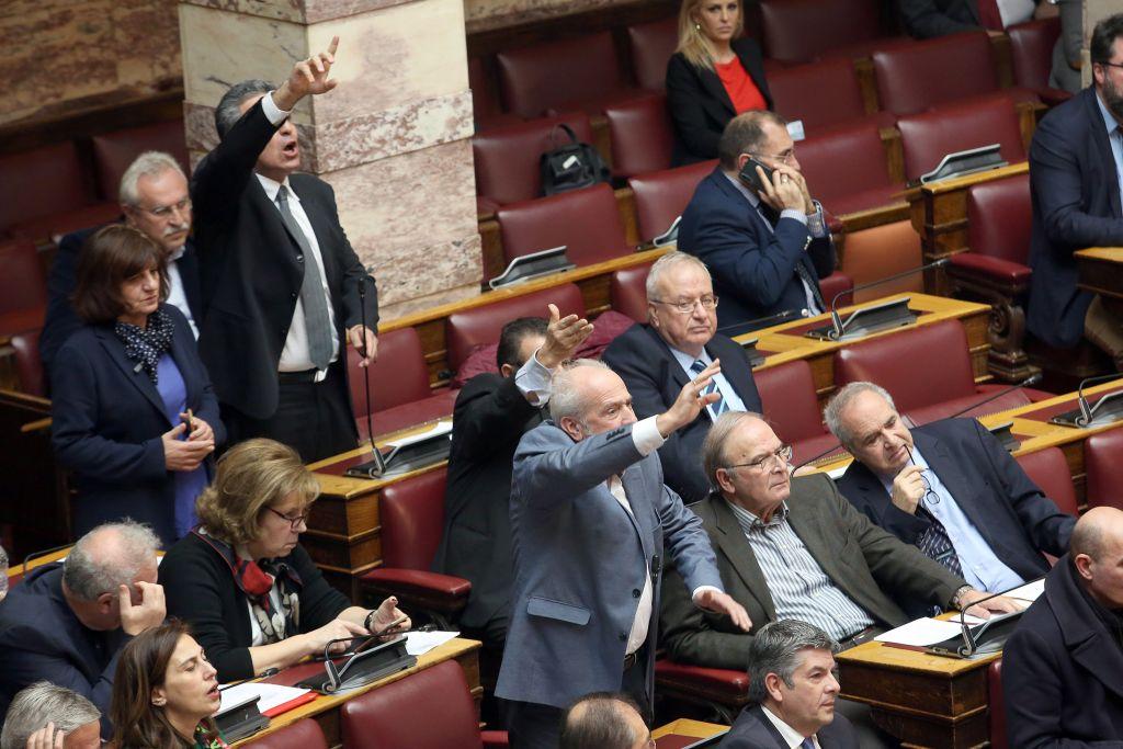 Θύελλα αντιδράσεων στη Βουλή για τις ψηφοφορίες – Με ονομαστικές θα επιβεβαιώνεται η πλειοψηφία