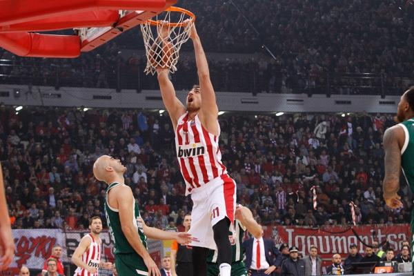 Εντυπωσιακό κάρφωμα Μιλουτίνοφ στη ρακέτα του Παναθηναϊκού