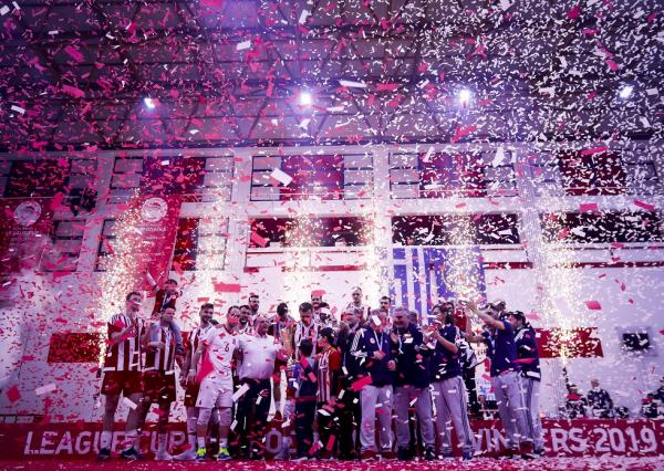 Οι πανηγυρισμοί των Ερυθρόλευκων για την κατάκτηση του Λιγκ Καπ [εικόνες]