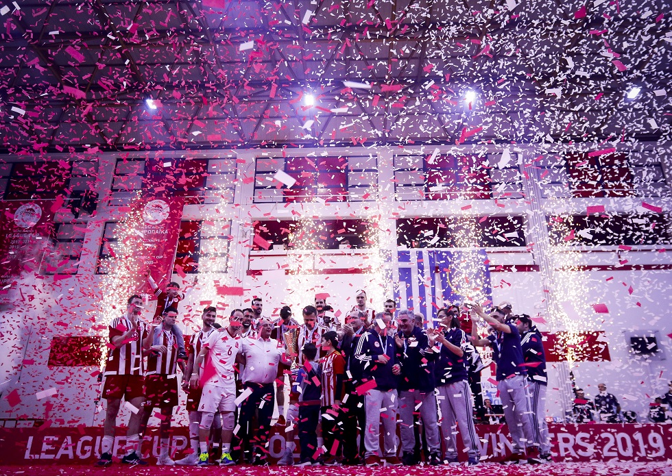 Οι πανηγυρισμοί των Ερυθρόλευκων για την κατάκτηση του Λιγκ Καπ [εικόνες]