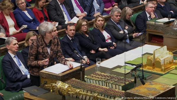 Η Μέι θέτει νέα διλήμματα