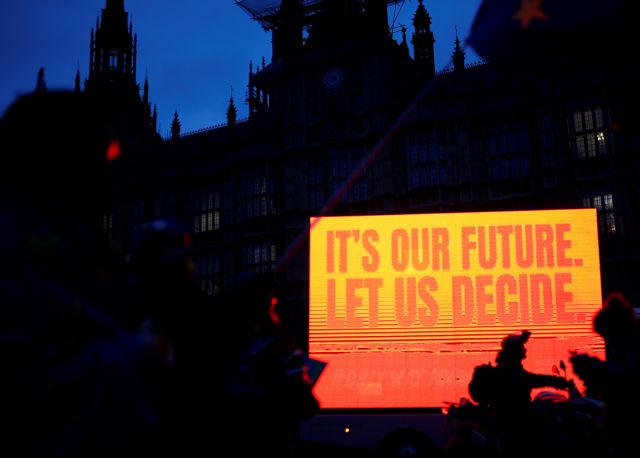 Ώρα μηδέν για το Brexit: Με συντριπτική ήττα απειλείται η Μέι