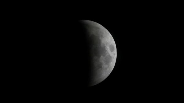 Εκπληκτικά πλάνα από τη σκοτεινή πλευρά του φεγγαριού