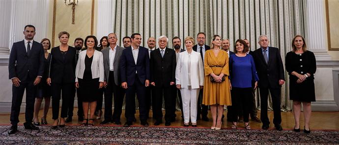 Σχέδιο Τσίπρα για «αποκαμμενοποίηση» και ανασχηματισμό