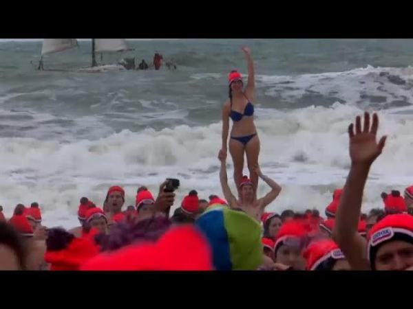 Πρωτοχρονιάτικη βουτιά για χιλιάδες Ολλανδούς στην παγωμένη Βόρεια Θάλασσα