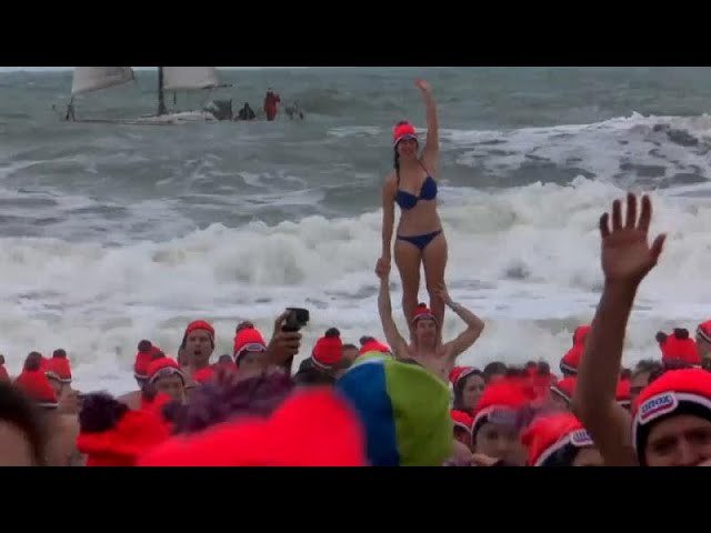 Πρωτοχρονιάτικη βουτιά για χιλιάδες Ολλανδούς στην παγωμένη Βόρεια Θάλασσα