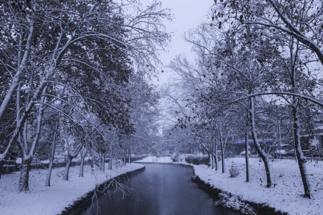 Κακοκαιρία: Σαρώνει τη χώρα ο «Τηλέμαχος» – Χιονιάς και στην Αττική