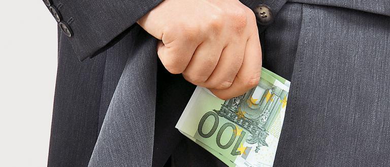 Οποιος σκάβει τον λάκκο του άλλου…