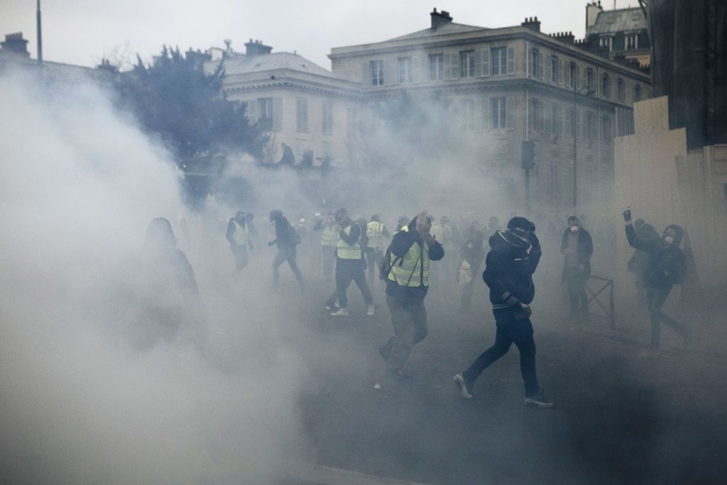 Τεταμένη κατάσταση στο Παρίσι - Νέες συγκρούσεις κίτρινων γιλέκων και αστυνομίας