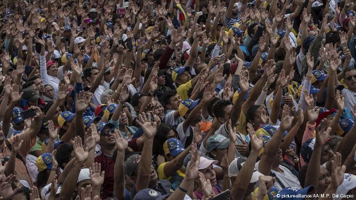 Η Βενεζουέλα διχάζει τη διεθνή κοινότητα