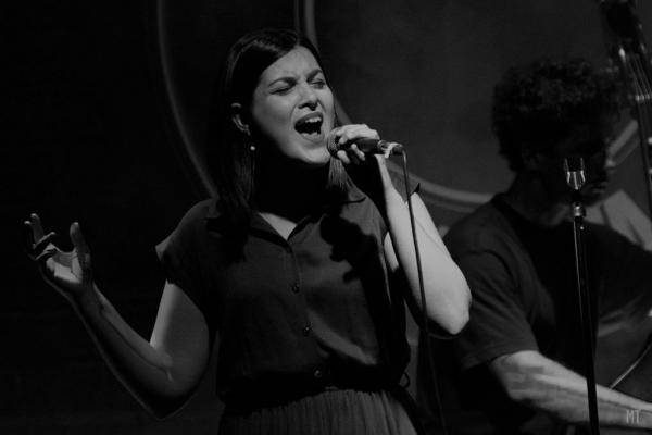 Καράκογλου και Βουτσάς τραγουδούν για «Πολύχρωμες ζακέτες» στον Ιανό