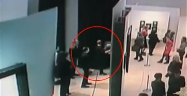 Η πιο άνετη ληστεία: Άρπαξε πίνακα ζωγράφου ελληνικής καταγωγής και έφυγε ανενόχλητος