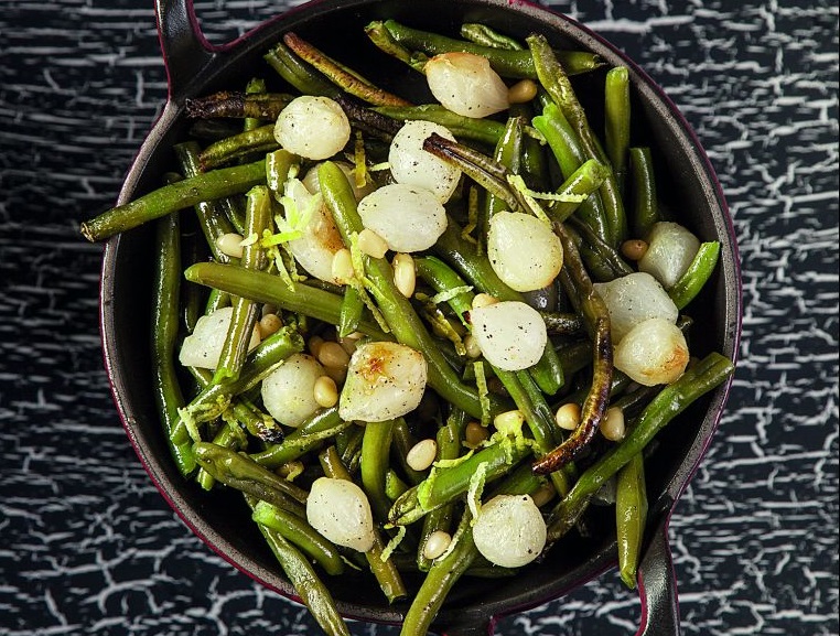 Πράσινα φασολάκια στον φούρνο με λεμόνι και καρύδια