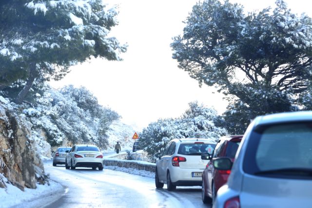Πυκνή χιονόπτωση στην Πάρνηθα - Κλειστός ο δρόμος από το τελεφερίκ