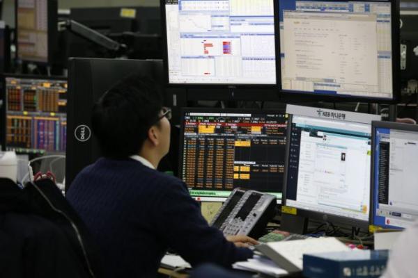 Υποχωρούν οι αποδόσεις στα 10ετή ομόλογα