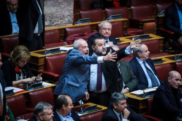 Κακός χαμός στη Βουλή: Η κυβέρνηση έχει χάσει τη δεδηλωμένη – Ενταση στις συνεδριάσεις
