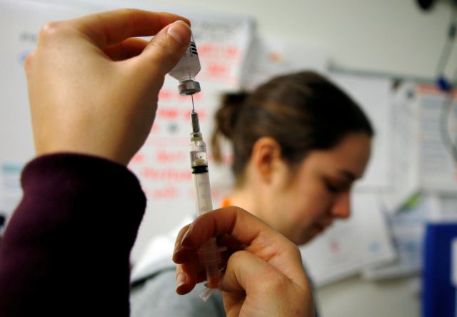 Εμβολιαστείτε ακόμα και τώρα, λέει το ΚΕΕΛΠΝΟ καθώς η γρίπη «καλπάζει»