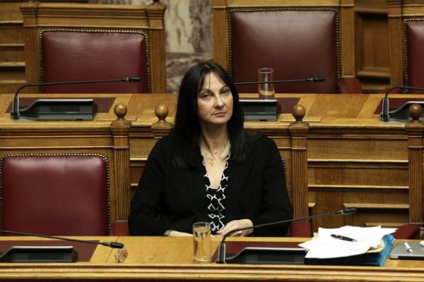 «Ναι» Κουντουρά στις Πρέσπες με αιχμές για όσους τη στοχοποιούν