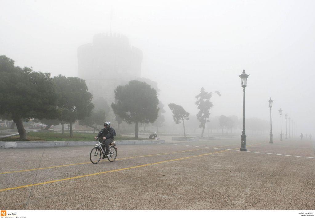Πύκνο πέπλο ομίχλης καλύπτει τη Θεσσαλονίκη