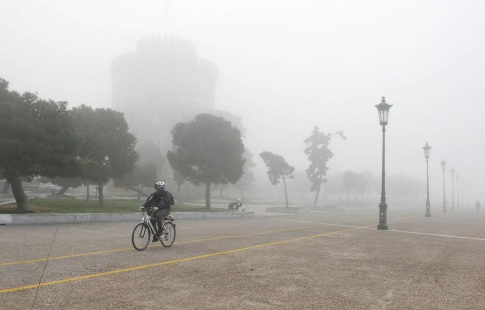Πύκνο πέπλο ομίχλης καλύπτει τη Θεσσαλονίκη