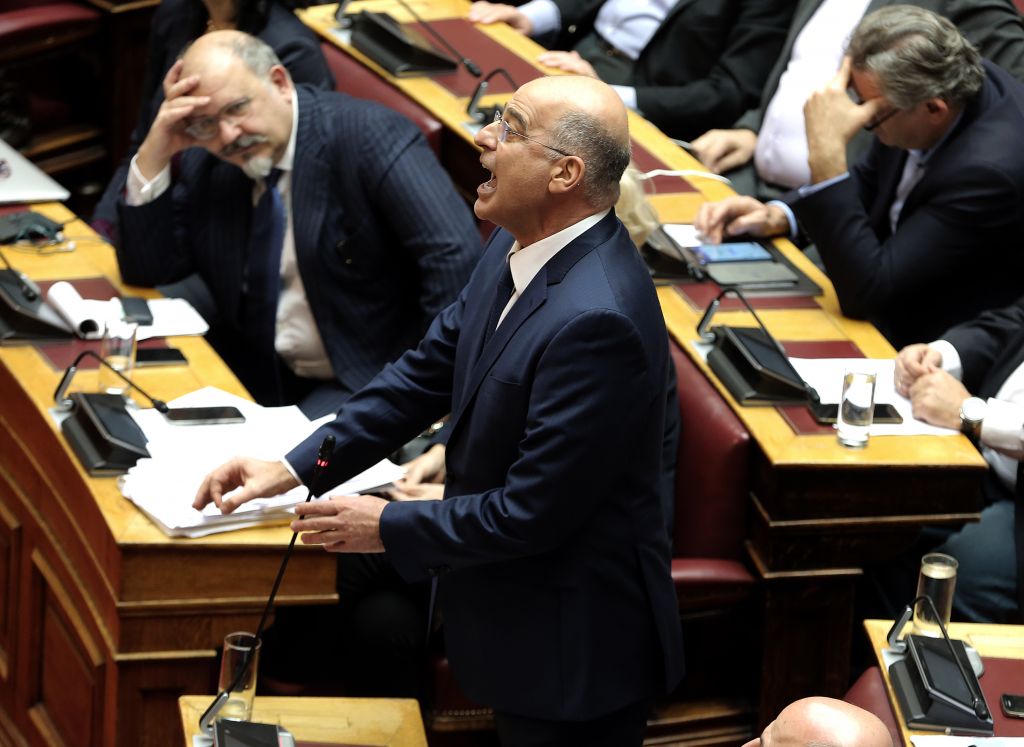 Ο ΣΥΡΙΖΑ χειροκρότησε τον Δένδια που τα «έχωσε» στον Κασιδιάρη