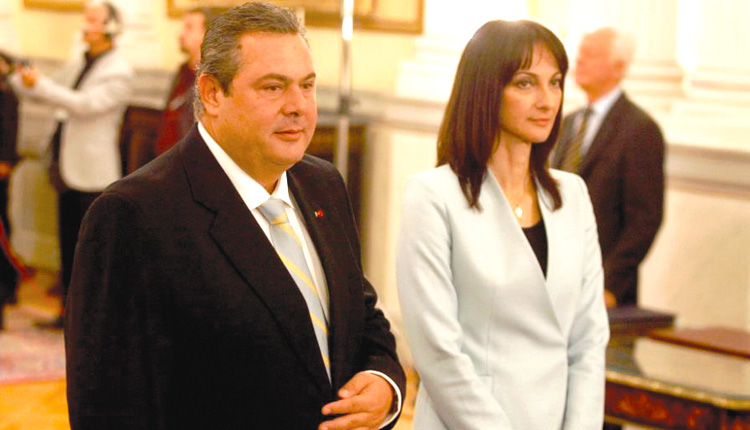 Ο Καμμένος διέγραψε την Κουντουρά από την Κοινοβουλευτική Ομάδα μέσω Twitter