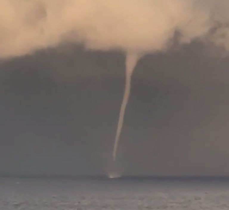 Ζάκυνθος: Η «Σοφία» έφερε μαζί έναν εντυπωσιακό υδροστρόβιλο