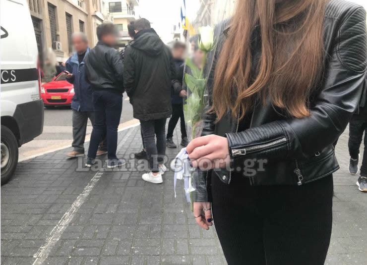 Λαμία: «Ράγισαν» καρδιές στην κηδεία της 13χρονης που πέθανε από περιτονίτιδα