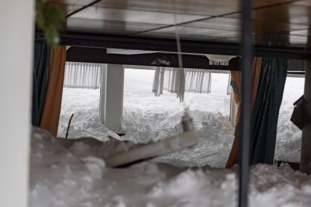 Ξενοδοχείο καταπλακώθηκε από χιονοστιβάδα στην Αυστρία