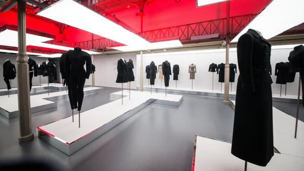 Ο Αντριαν και ο Αζεντίν Αλαϊά συναντιούνται σε μια έκθεση στο Παρίσι