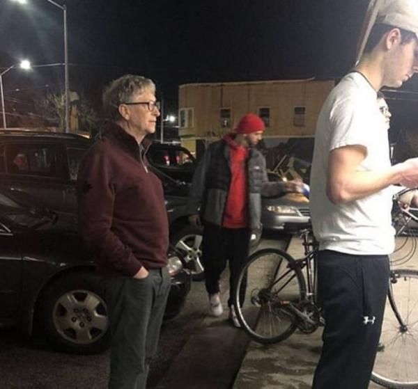 Ο Μπιλ Γκέιτς περιμένει υπομονετικά στην ουρά για ένα μπέργκερ