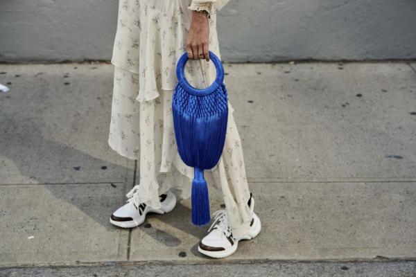 Η γιαγιά σου έχει δίκιο η crochet bag είναι απαραίτητη φέτος