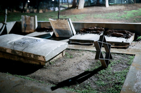 Εισαγγελική παρέμβαση για τη βεβήλωση του εβραϊκού νεκροταφείου στο ΑΠΘ