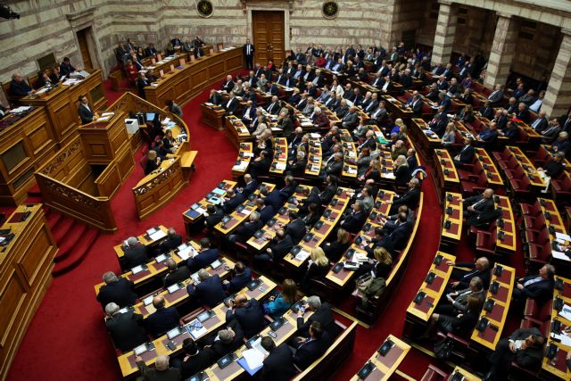 Σε υψηλούς τόνους η συζήτηση στη Βουλή για την ψήφο εμπιστοσύνης