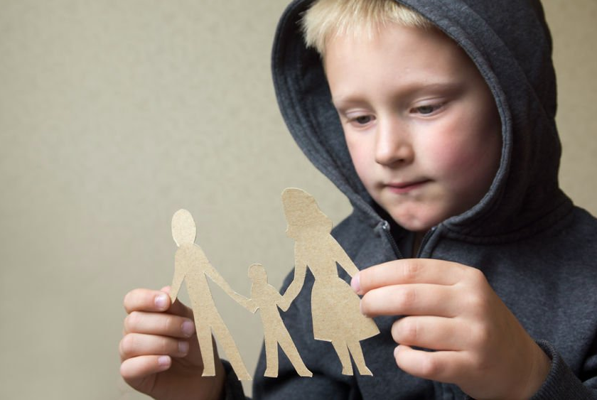 Περισσότερο επιβλαβής για τα παιδιά ηλικίας 7-14 ετών ο χωρισμός των γονιών