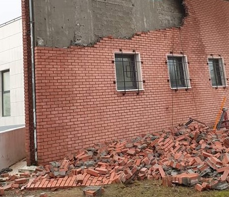 Φθορές σε τοίχο του Δικαστικού Μεγάρου Πολυγύρου λόγω κακοκαιρίας